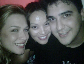 Festinha: Fiorella posta foto com Tominaga e André Marques