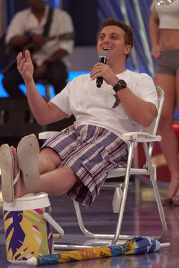 À vontade: Huck de chinelo e bermuda no <i>Caldeirão</i>