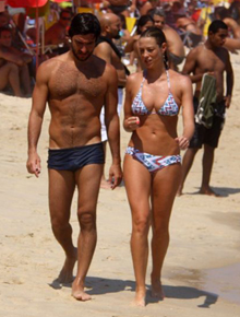 Mar: Luana Piovani e namorado na praia