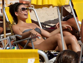 Sol: Isis Valverde se bronzeia em praia do Rio