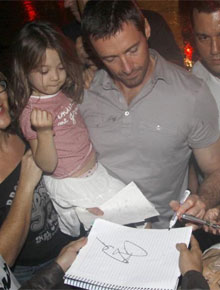 Hugh Jackman: Ator não larga filha para dar autógrafo
