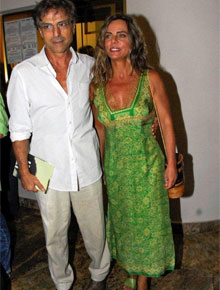 Noite: Bruna Lombardi e marido no teatro