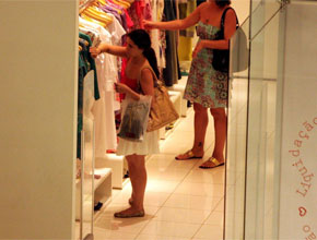 Compras: Giovanna Antonelli em loja com amiga
