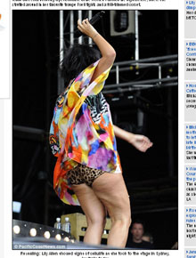 Fora de forma: Lily Allen mostra pernas em <i>show</i>