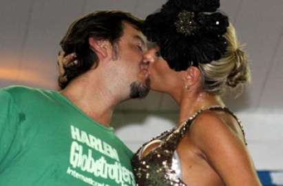 Adriane Galisteu dá <i>show</i> em ensaio da <i>Unidos da Tijuca</i>