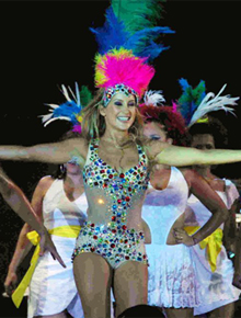 Tá podendo!: Claudia Leitte dá <i>palhinha</i> com Akon
