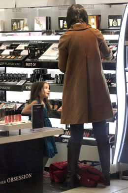 <i>Make up</i>: Suri Cuise faz compras com Katie Holmes