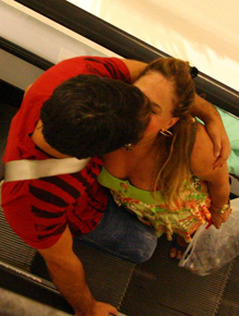 <i>Smack!</i>: Susana Vieira e Sandro trocam carinho
