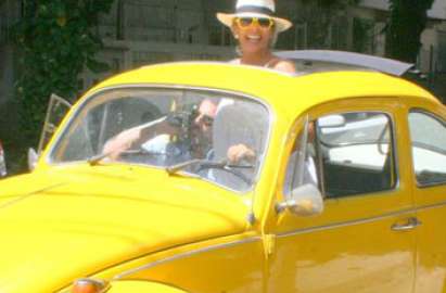 Adriane Galisteu passeia de fusca
