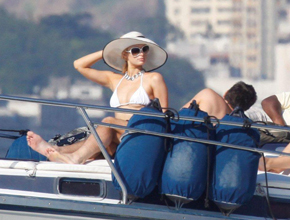 Vida boa: Paris Hilton passeia de barco com namorado
