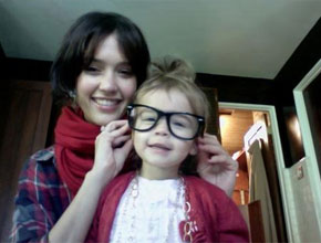 Míope?: Jessica Alba posta foto com Honor no <i>Twitter</i>
