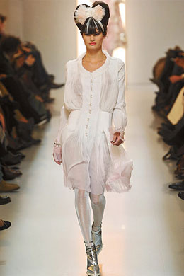 <i>McQueen</i>?: Isabeli Fontana pode abrir desfile