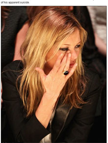 Lágrimas: Kate Moss chora por McQueen em desfile