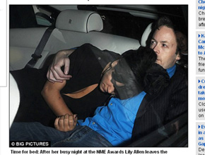 Zzzz: Lily Allen dorme no colo do namorado