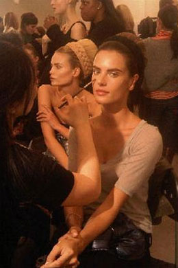 <i>Prada</i>: Alessandra Ambrósio se prepara para o desfile