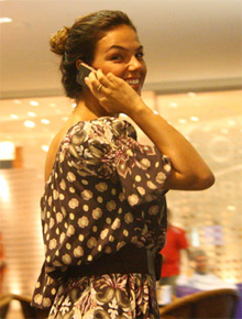 Só: Isis Valverde passeia em <i>shopping</i>