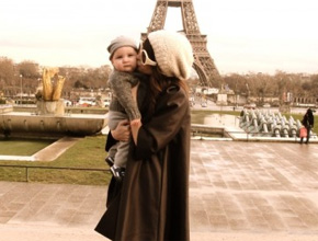 Mamãe: Nicole Richie e Sparrow em Paris