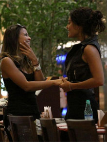 Encontro: Ju Paes e Cacau Melo em <i>shopping</i>