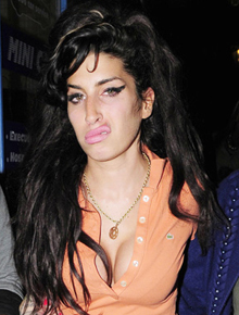 Bar: Winehouse vira atendente e arranja briga