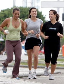 Corre, corre: Giovanna Antonelli sua a camisa