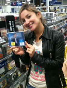EUA: Claudia Leitte compra CD de Roberto Carlos