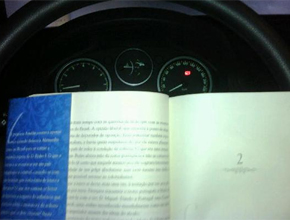 <i>Blackout</i>: Sem luz, Fé Vasconcellos lê no carro