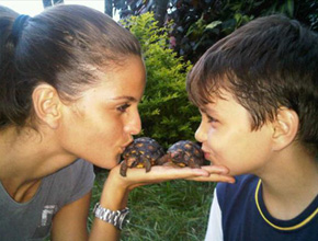 <i>Smack!</i>: Izabel Goulart posta foto beijando tartarugas