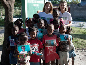 Haiti: Maitê Proença mostra viagem com a filha