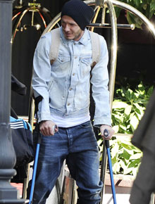 Tadinho: David Beckham anda de muletas