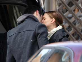 Beijo doce: Natalie Portman e namorado em momento <i>fofo</i>