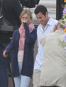 Bastidores: Aniston e Sandler se divertem