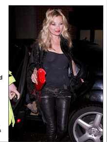 Cadê o sutiã?: Kate Moss deixa seio à mostra