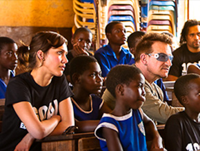 Engajados: Jessica Alba e Bono vão à África