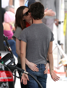 Mão boba: Anne Hathaway namora no posto