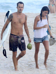 Juntinhos: Vilhena e Thaila Ayala na praia