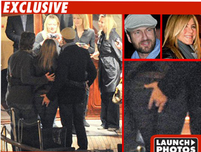 Flagrados: Butler apalpa bumbum de Aniston