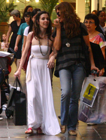 Compras: Deborah Evelyn e Mônica Torres aproveitam tarde