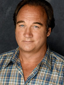 <i>According</i>: Jim Belushi provoca confusão