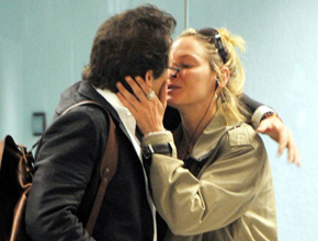 Beijos: Uma Thurman recebe ex-noivo no aeroporto