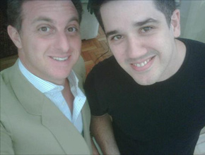 <i>Chiiiiiique</i>: Luciano Huck posta foto de terno