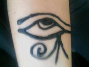 <i>Tattoo</i>: Luciana Gimenez faz tatuagem no Egito