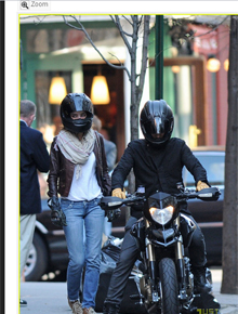 Enguiçou!: Moto de Miranda Kerr e Bloom trava