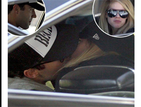 <i>Smack!</i>: Avril Lavigne aos beijos com rapaz