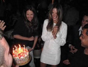 29 anos: Alessandra Ambrósio comemora aniversário