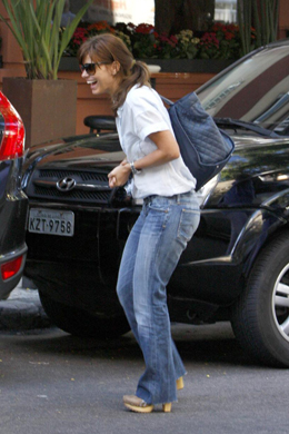 <i>Chanel</i>?: Carol Dieckmann adota tamancos
