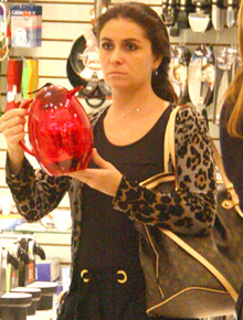 <i>Shopping</i>: Grávida, Antonelli passeia com amigas