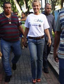 <i>Boa causa</i>: Xuxa entrega doações no Rio