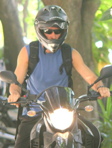 Motorizado: Rodrigo Santoro anda de moto