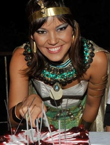 Cleópatra: Geovanna Tominaga se fantasia em niver