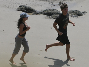 Exercício: Zac Efron e Vanessa correm na praia